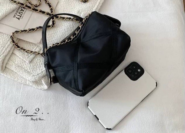 NEW Arrival CHANEL Nylon Crossbody bag กระเป๋าผ้าไนลอนเดินด้ายตารางสีดำ อะไหล่สีทองเข้ม สายโซ่ร้อยหนัง อะไหล่สีทอง สวยเลิศ♥️