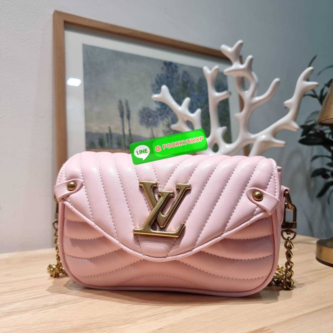 🔆 Model LV new wave pochette multi bag 🔆 Details กระเป๋าสะพายมัลติฟังก์ชั่น พรีเมี่ยมกิ๊ฟสุดหรู คุ้มจาก dutyfree มาพร้อม box set รับรองว่าดีงาม ลูกเล่นคลาสสิคผสานความวินเทจ มีสายสะพายให้ 2 เส้น และกระเป๋าใบลูก เล็กน่ารัก ภายในเป็นช่องโล่ง