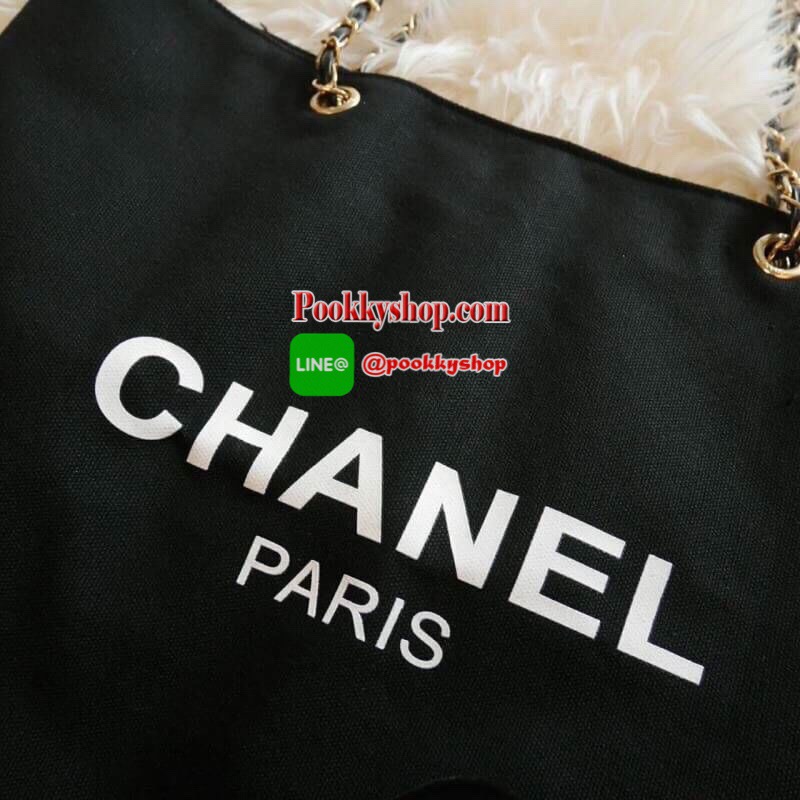 New Arrival!! พร้อมส่งที่ไทย ตามคำเรียกร้อง CHANEL VIP CANVAS TOTE BEAUTY GIFT TOTE CANVAS SILVER HARDWARE CHAIN STRAPS วัสดุทำจาก ผ้าแคนวาสหนา บุด้วยผ้าซับอีกชั้น ด้านหน้ามีโลโก้แบรนด์ ตรงอะไหล่ปั้มแบรนด์ทุกจุด ตัวสายทำจากโซ่ เรียบ หรู ดูดี ใส่ของได้เยอะ