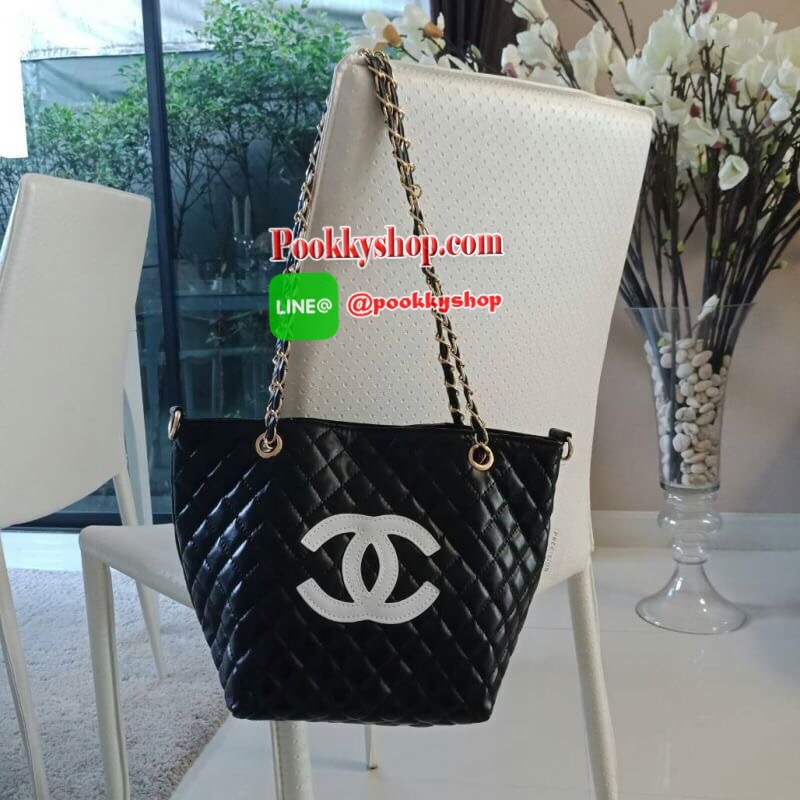 Must Have! Chanel Tote & Shopping Bag กระเป๋าสะพายทรง Shopping Bag พรีเมี่ยมกิ้ฟ Limited Edition ของแท้ 100% นำเข้าจาก Chanel Perfume Counter ใบใหญ่วัสดุหนัง PU ประดับโลโก้ CC สุดคลาสสิค ซับใน Polyester 100% เปิดปิดด้วยกระดุมแม่เหล็ก จุสุดๆ สามารถใส่เอกสา
