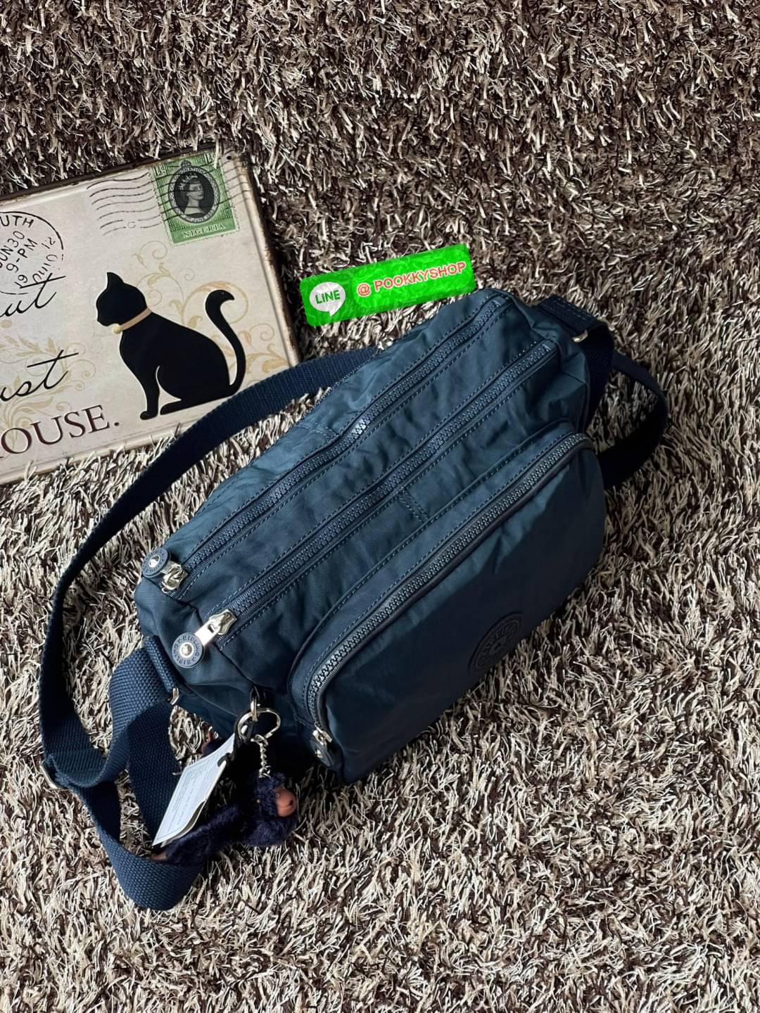 💕Kipling Silen Crossbody Bag กระเป๋าสะพายไหล่ช่วยเพิ่มความโมเดิร์นไม่ตกเทรนด์ให้กับลุคตามสไตล์การแต่งกายของคุณมากขึ้น มีน้ำหนักเบา พกพาไปไหนมาไหนได้สะดวก ใส่สิ่งของได้ครบครันโดยไม่ต้องกังวล นอกจากนี้ ยังมีสายสะพายที่ปรับระดับได้ มีช่องใส่ของเพิ่มเ