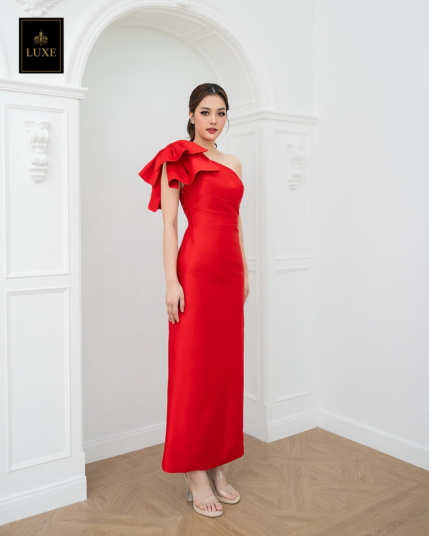 เดรสแฟชั่น เดรสเสื้อไหล่เดียวแขนกุด กระโปรงยาวทรงตรง แต่งโบว์ไซส์ใหญ่ที่ไหล่ขวา