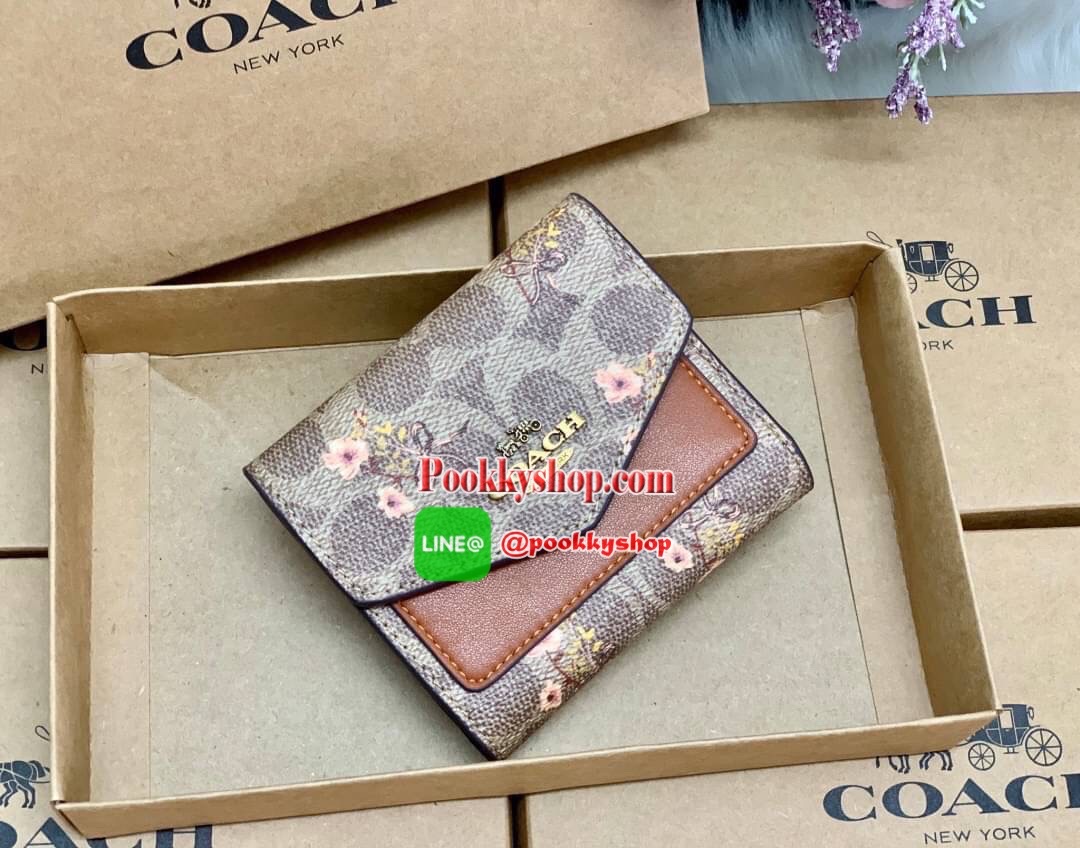 New in COACH SHOT WALLET BAG กระเป๋าสตางค์ใบสั้น วัสดุหนังแกะสวย ขนาดกำลังดี เปิดปิดกระเป๋าแบบกระดุม ข้างในมีช่องใส่ธนบัตรตามยาวได้ ช่องใส่บัตรต่างๆได้ถึง9ใบค่ะ พร้อมช่องซิปด้านหลังใส่เหรียญหนึ่งช่องค่ะ เป็นอีกรุ่นที่น่าใช้มากๆ สินค้าพร้อมส่งที่ไทยนะค่ะ