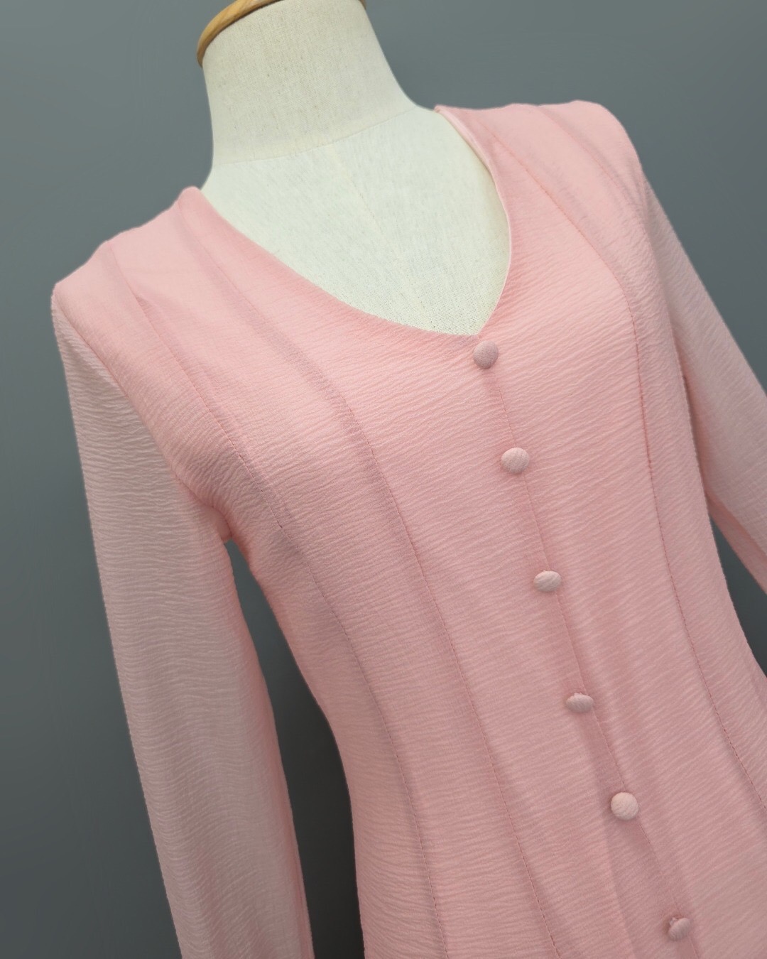 เดรสแฟชั่น เดรสกระโปรงสั้น เสื้อคอวีแขนยาว ตีเกล็ดเข้ารูป