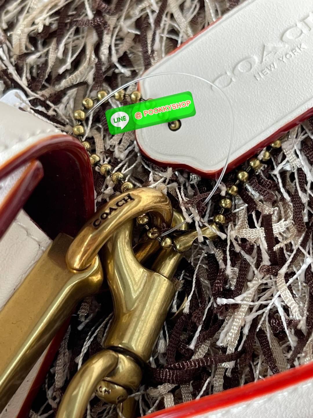 💕COACH Tabby Shoulder Bag 26 in Signature Canvas with Beadchain ให้ลุคเก๋ ๆ ด้วยสีและลวดลายคลาสสิกตามแบบฉบับสาว Coach กระเป๋าสะพายไหล่สุดคลาสสิกรุ่นนี้ เป็นรูปทรงสี่เหลี่ยมผืนผ้าที่เข้าได้กับสาว ๆ ทุกสไตล์ มีหมุดสำหรับเปิดปิดกระเป๋าที่เป็นรูปตัว C