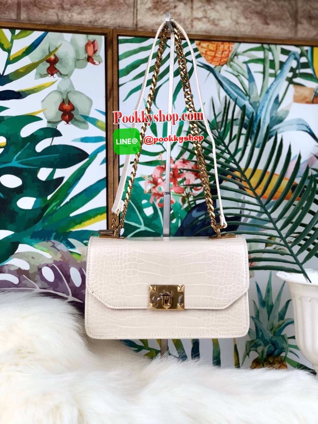 กระเป๋าสะพาย/ถือลายจระเข้รุ่น CHARLES & KEITH CROC-EFFECT CHAIN STRAP CROSSBODY BAG ด้านหน้าปั๊มแบรนด์ เปิดปิดแบบเปิดล็อก ด้านในแบ่งออกเป็น 2 ช่องใหญ่ มีช่องซิปตรงกลาง ช่องการ์ด 4 ช่อง ด้านในสามารถใส่กระเป๋าเงินใบกลางได้ /iPhone plus สายสะพายเป็นสายโซ่ครึ