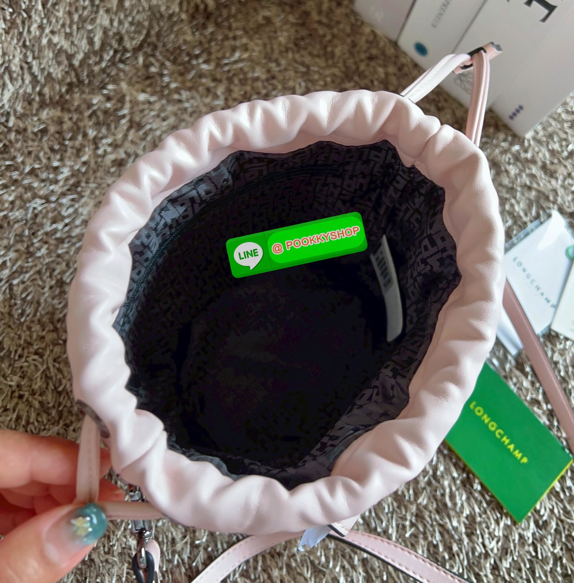 NEW ARRIVAL! LONGCHAMP LE PLIAGE XTRA XS BUCKET BAG ต้องบอกก่อนว่ารุ่นนี้เป็นรุ่นที่ใช้ออกมาแล้วไม่มีคำว่าผิดหวัง ออกแบบมาสวยแบบตัวแม่เลยค่าา 🔖พร้อมส่งทันที! กับกระเป๋าทรงบัคเกต หนังแท้smooth leather อย่างดี ใบกลางเจ้าลำตัวแล้วสวยมากก