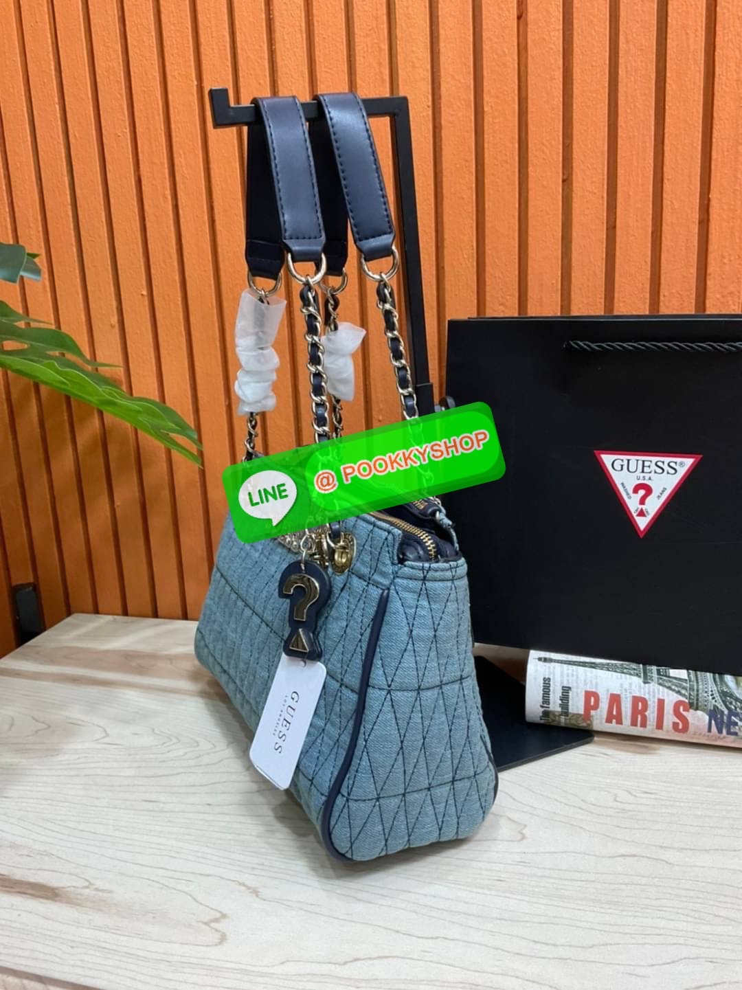 Guess Brinkley Society Satchel Bag กระเป๋าถือหรือสะพาย ขนาดกำลังดี วัสดุ Denim และ Pu หนังนิ่ม ผ้านุ่มมาก สวยอยู่ทรง มาพร้อมพวงกุญแจน่ารักๆ ถอดออกได้ ด้านหน้าประดับโลโก้แบรนด์ เปิดปิดด้วยซิป มี 2 ช่องหลักใช้งาน ภายในช่องซิปหน้าแยกเป็นสัดส่วนการใช้งาน ซิปช