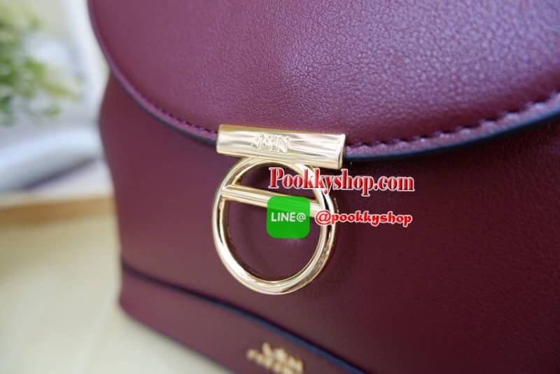 Lyn กระเป๋าหิ้วมาพร้อมสายสะพาย ขนาดกลางๆไม่เล็กไม่ใหญ่ ดีไซน์สวยน่ารัก ด้านในมีป้ายโลหะปั๊มแบรนด์ ใต้กระเป๋ามีหมุดรองทั้ง 4 มุม รูปทรงสวยเก๋ขนาดนี้ ไม่มีไม่ได้นะคะ