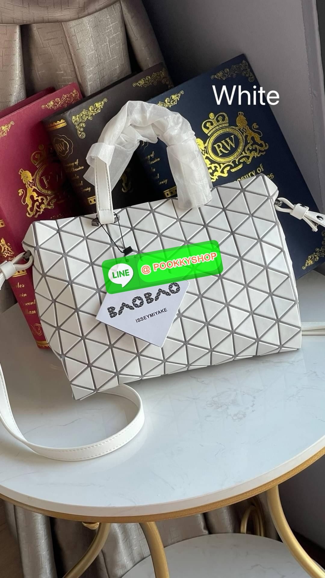 *Small BAO BAO ISSEY MIYAKE TONNEAU เป็น ซีรีย์ที่มีเอกลักษณ์เฉพาะตัว ด้วยแผ่นสามเหลี่ยมที่มีสัญลักษณ์เท่ากันทุกด้าน และยังผสมผสานงานดีไซน์ อันสง่างามเท่ากับฟังก์ชั่น การใช้งานสุดพิเศษ โดยมีจุดเด่นที่ซิปด้านบน สำหรับเปิดปิดและมีสายสะพายไหล่ ที่สามารถถอดออ