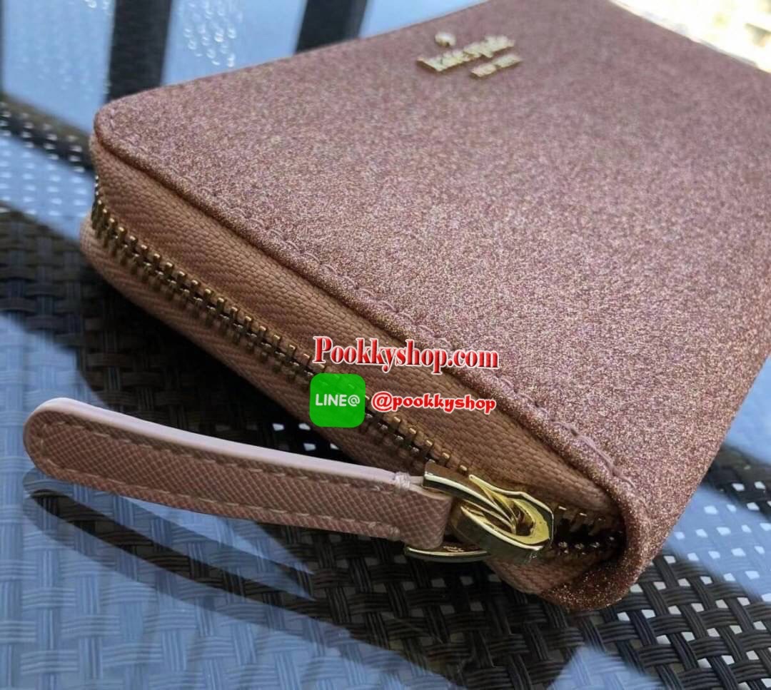 KATE SPADE JOELEY LONG WALLET กระเป๋าสตางค์ใบยาวรุ่นใหม่ล่าสุดหนัง Saffiano สไตล์ PRADA สวยน่าใช้ตัวเนื้อกระเป๋าตกแต่งด้วยกลิทเตอร์ทั้งใบ สวยหรู ภายในมีช่องซิป1ช่อง และช่องใส่บัตรหลายช่อง ใส่เหรียญ บัตรได้เยอะ ตัวจริงสวยน่าใช้มากค่ะ