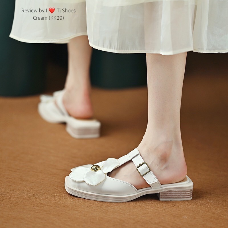 พร้อมส่งรุ่นนี้เก๋มาก ขายดีมากบอกเลยจ้า รองเท้านำเข้า หนังนิ่มมากๆ สวมใส่ง่ายใส่สบาย แต่งด้วยอะไหล่ดอกไม้น่ารักๆ ส้นยางกันลื่นอย่างดี จับแมทกับชุดง่ายใส่แล้วดูเกร๋ดูน่ารักๆมากๆ แถมใส่ได้ตลอด ไม่มีเอ้าท์ ของจริงงานดี สวยตรงปกแน่นอน เพราะทางร้านถ่ายรูปจากสิ