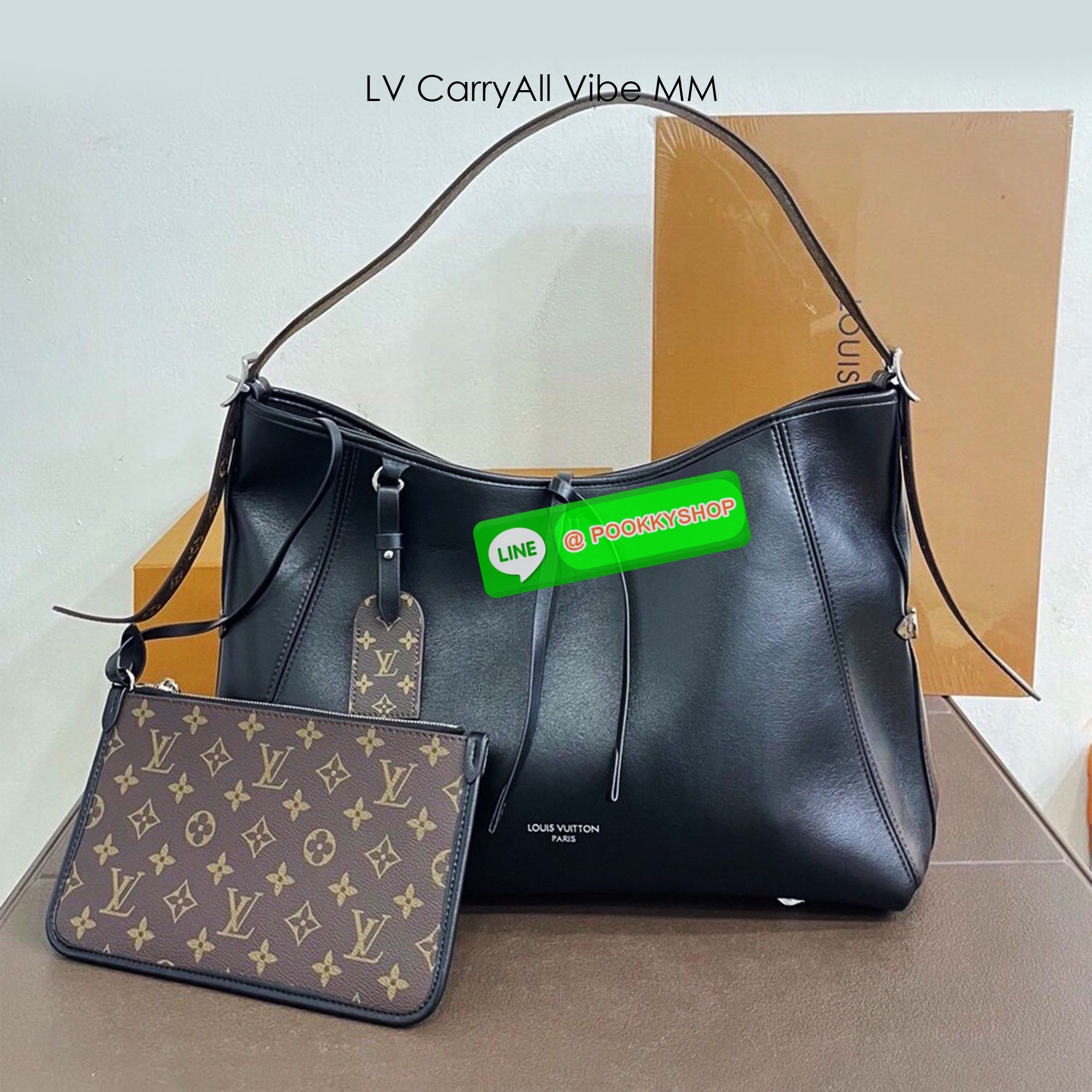🕊️ พร้อมส่ง | LV CarryAll Vibe MM ใหม่ล่าสุด กระเป๋าสะพายทรงโท้ทใบใหญ่ สวยหรูดีไซน์เรียบง่ายคลาสสิค ดูผู้ดี มาพร้อมใบลูกลายโมโนแกรมสุดไอคอนิก รูปทรงสวยตลอดกาล ใช้ได้กับทุกลุค ทุกโอกาส ภายในโล่งกว้างมาก ใส่ของสำคัญได้ครบแน่นอนจ้า