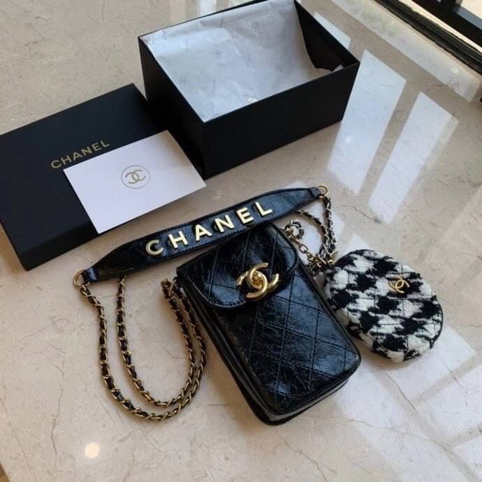 Chanel Shoulder Bag VIP Gift With Purchase (GWP) พรีเมี่ยมกิ๊ฟรุ่น Limited วัสดุหนัง pu เปิดปิดด้วยฝาปิดตัวล๊อคอะไหล่ทองและซิป หัวซิปแบรนด์ สามารถใส่ มือถือ iphone+ ของใช้จุกจิกได้เยอะ และมีกระเป๋าใส่เหรียญถอดได้ สายโซ่ร้อยหนังอะไหล่ทอง+เงิน Crossbody มาพ