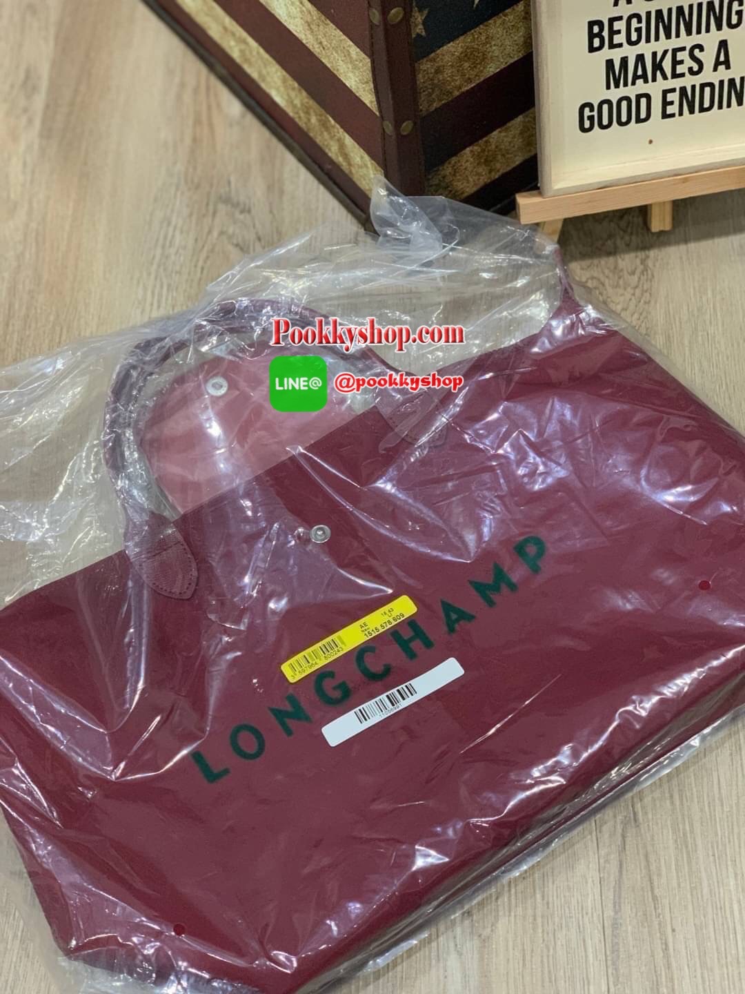 Longchamp Le Pliage Neo Size M มาพบกับกระเป๋ารุ่นยอดนิยม ที่สาวๆ ต้องมีไว้เก็บไว้สักใบ กระเป๋าโท้ทใบนี้ มาพร้อมกับสีที่มีสไตล์เรียบง่าย มีสายสะพายยาวช่วยให้คุณสามารถสะพายไหล่ได้อย่างสบาย ในขณะที่ที่ปิดแบบซิปช่วยให้คุณมั่นใจได้ว่าของด้านในมีความปลอดภัย Le