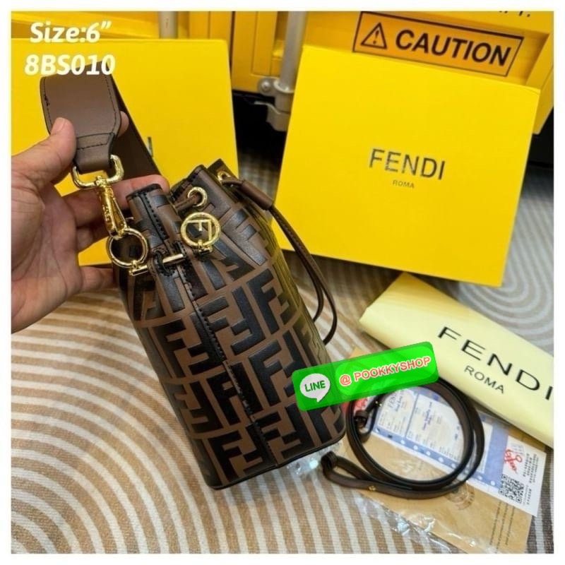 FENDI Mini MonTresor Bucket Bag กระเป๋าสะพายทรงขนมจีบรุ่นยอดนิยม ไซส์มินิน่ารักน่าใช้มาก ดีไซน์สวยอยู่ทรง มาพร้อมสายสั้นคล้องแขน และสายครอสบอดี้สำหรับสะพายข้าง สลับใช้ได้ไม่จำเจ ภายในเป็นช่องโล่ง ใส่ของจำเป็นพกพาไปไหนได้แบบง่ายๆ สวยพร้อมเสิร์ฟให้แล้ว ในรา
