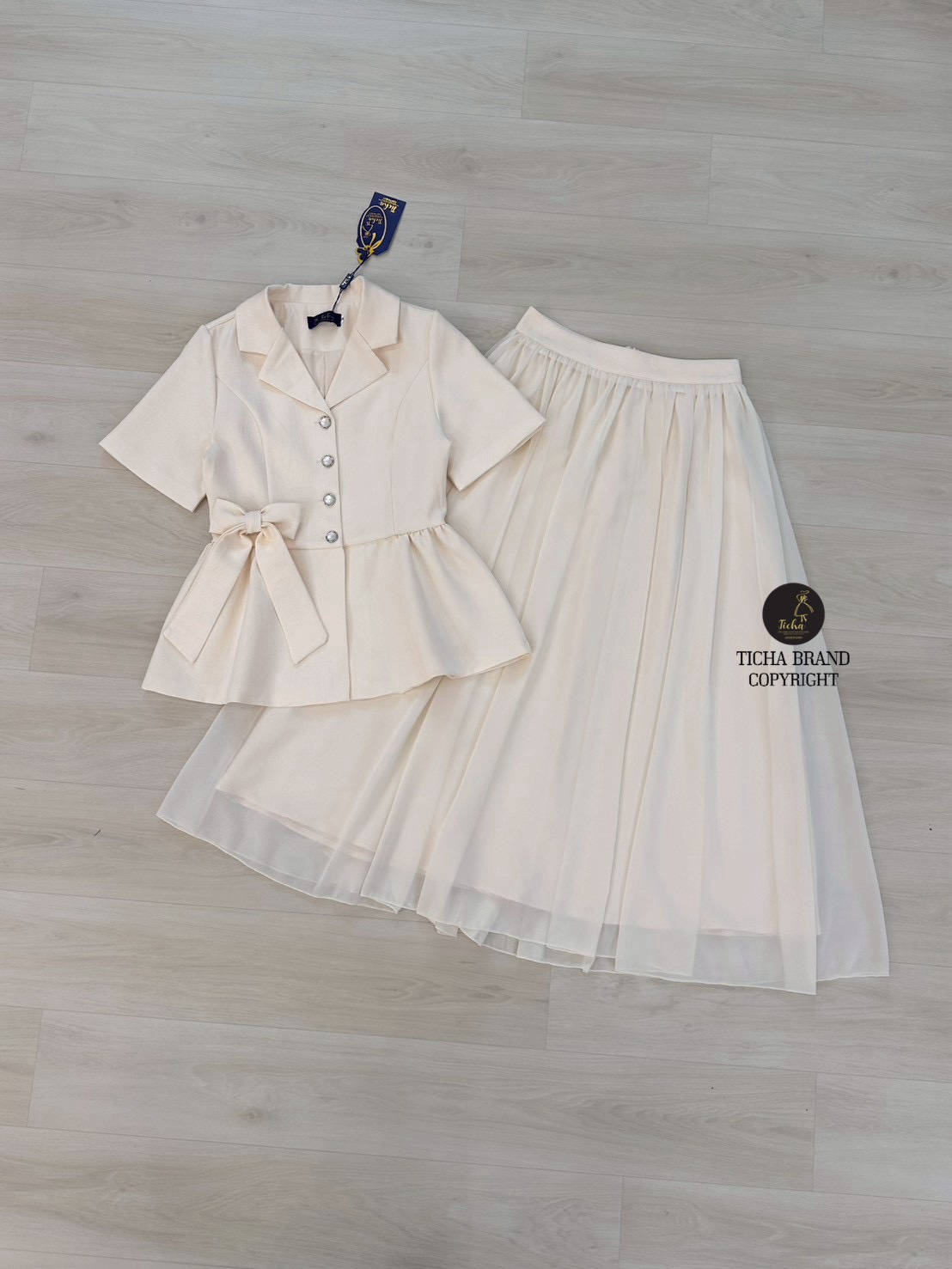 ชุดเซทแฟชั่น Set.3 ชิ้นเสื้อ+ กระโปรง+เข็มกลัด เสื้อแขนสั้นคอปกสีครีม แต่งชายปลายออก