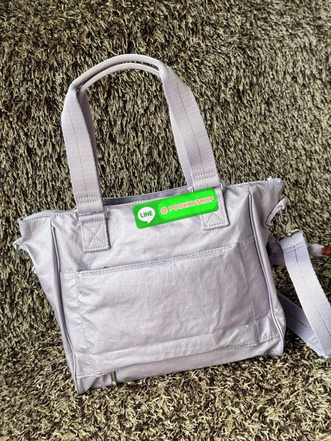 Kipling revir limited Japan shoulder bag เป็นอีกหนึ่งกระเป๋าสุดอเนกประสงค์สามารถใช้งานหลายรูปแบบทั้งกระเป๋าสะพายข้าง สะพายไหล่ หรือกระเป๋าถือด้วยสายสะพายที่สามารถปรับระดับและถอดออกได้ ดีไซน์คลาสสิกและเรียบง่ายพร้อมประดับโลโก้และลิงอันเป็นซิกเนเจอร์ แมตช์ก