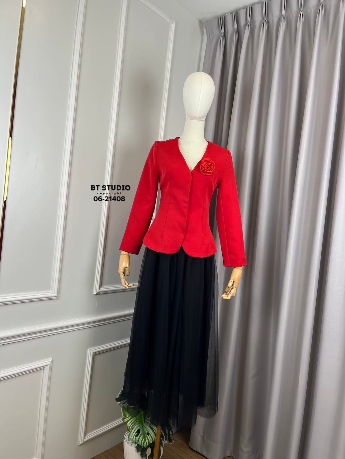 ชุดเซทแฟชั่น เซท 3 ชิ้น เสื้อเบเซอร์แขนยาวแต่งติดแป๊กด้านหน้า มาพร้อมเข็มกลัดโบ แมทซ์กับกระโปรงเอวสูง