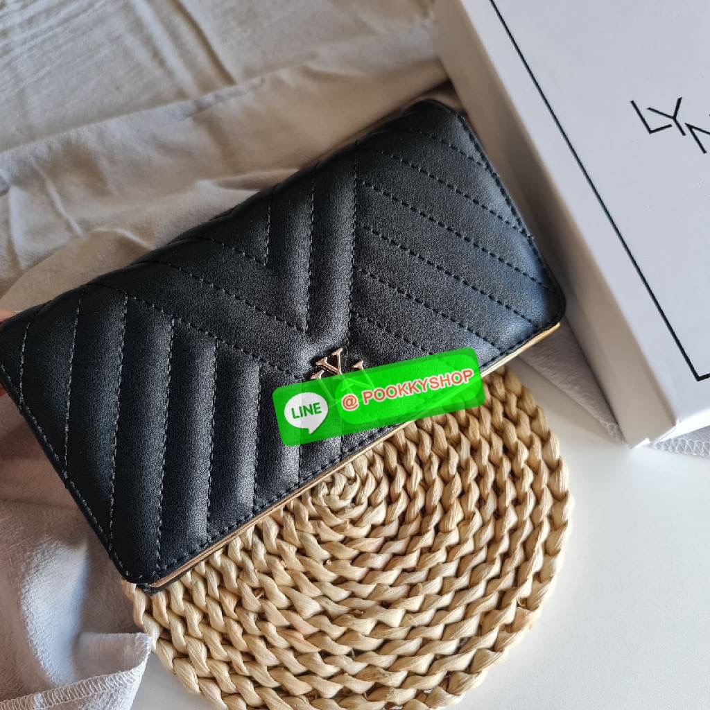 กระเป๋าสตางค์ Lyn ใบยาวแบบฝาพับ รุ่นนี้มองแล้วละมุนมากค่ะ ใบยาวขนาดกำลังดี โทนสีดูอบอุ่นด้วย ใส่บัตรใส่แบงค์ใส่เหรียญ ได้ครบ ใครกำลังเล็งหาของขวัญของฝาก หรือมองหากระเป๋าใบใหม่ แนะนำเลยจ้า