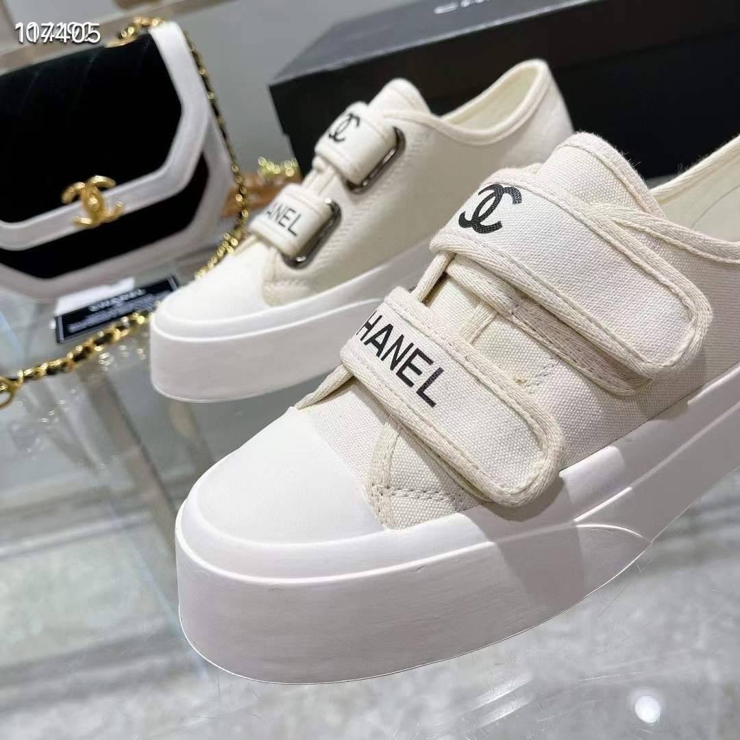 รุ่นใหม่ล่าสุดชนช็อปเลยจ้า รุ่นนี้ลุคคุณหนู hiso เลยจ้า รองเท้าผ้าใบแบรนด์ CHANEL แต่งสายคาดโลโก้แบรนด์ ใส่สวยหรูสุดๆค่ะ ลุคสป็อตเท่ๆค่ะ งานมีโลโก้แบรนด์ทุกจุด ตามแบบต้นฉบับคะ งานลุคคุณหนูใส่สบาย แมทชุดง่ายเลยจ้า