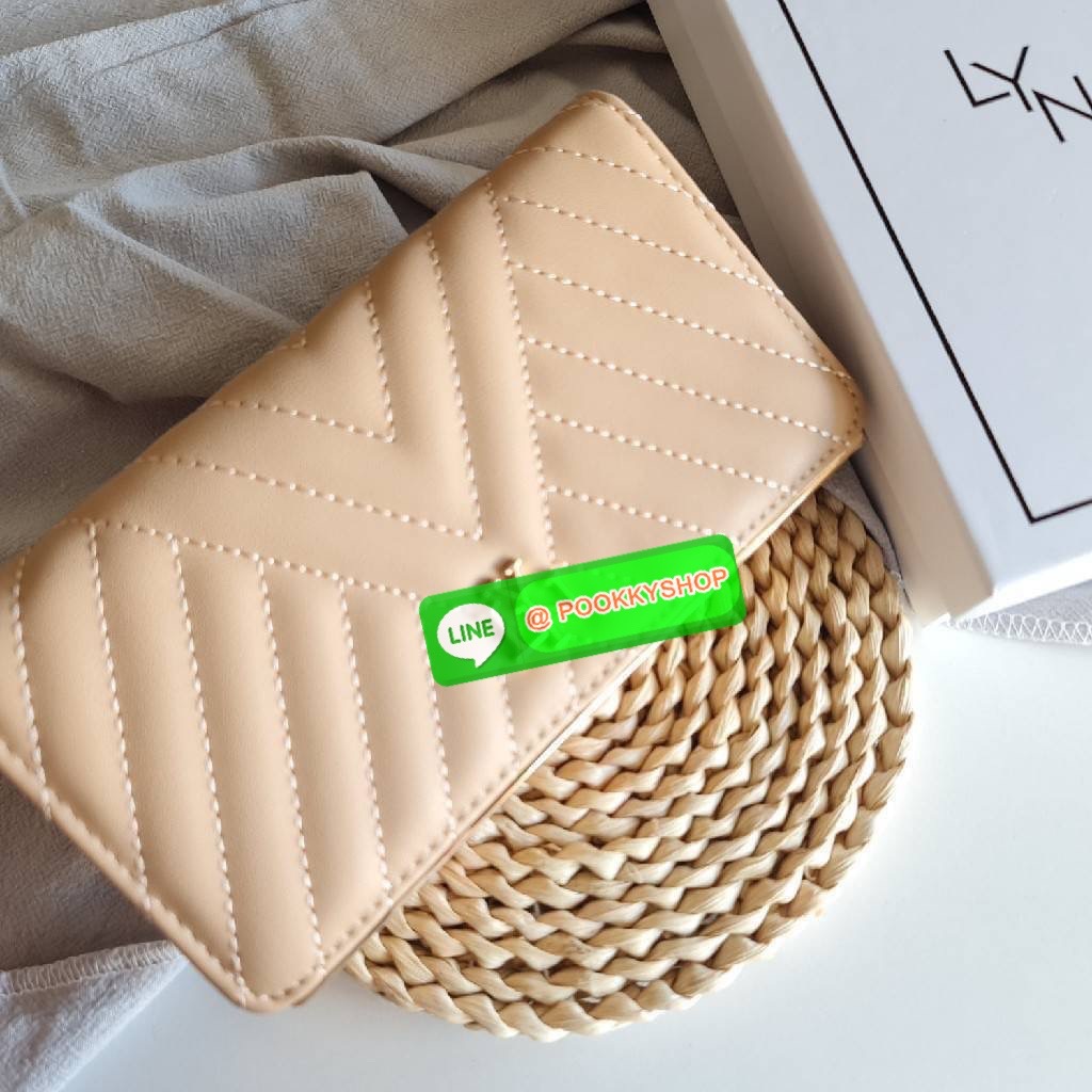 กระเป๋าสตางค์ Lyn ใบยาวแบบฝาพับ รุ่นนี้มองแล้วละมุนมากค่ะ ใบยาวขนาดกำลังดี โทนสีดูอบอุ่นด้วย ใส่บัตรใส่แบงค์ใส่เหรียญ ได้ครบ ใครกำลังเล็งหาของขวัญของฝาก หรือมองหากระเป๋าใบใหม่ แนะนำเลยจ้า