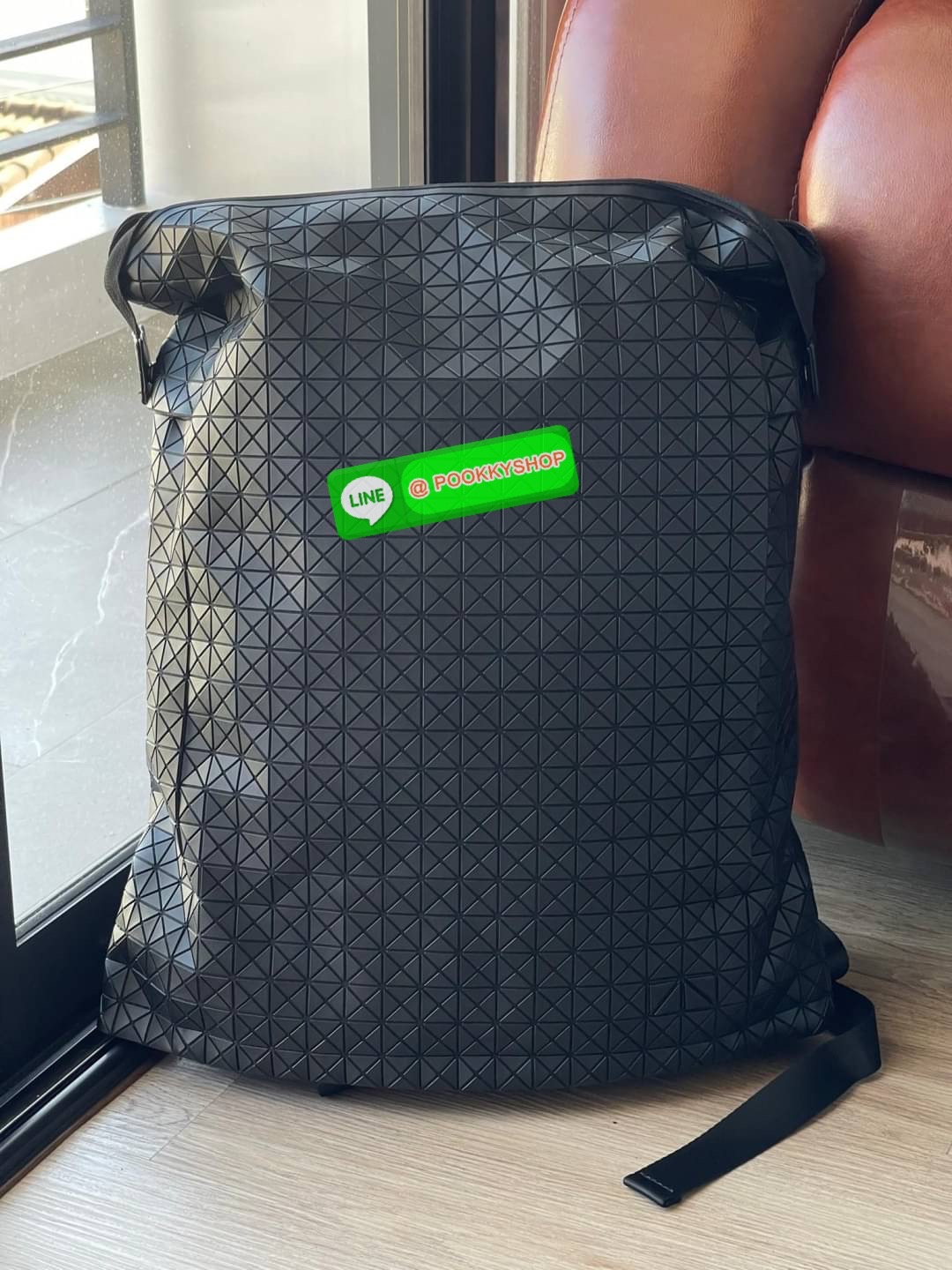 BAO BAO ISSEY MIYAKE LARGE BACKPACK ผู้ที่มักใช้งานกระเป๋าเป้ในชีวิตประจำวัน ส่วนมากจะอยู่ในวัยนักเรียน-นักศึกษาหรือวัยทำงาน ซึ่งรุ่นนี้ตอบโจทย์การใช้งานได้เป็นอย่างดี เป็นเป้ที่มีช่องสำหรับใส่สัมภาระประมาณหนึ่ง เพื่อให้สามารถจัดเก็บสิ่งของได้อย่างเป็นระเ