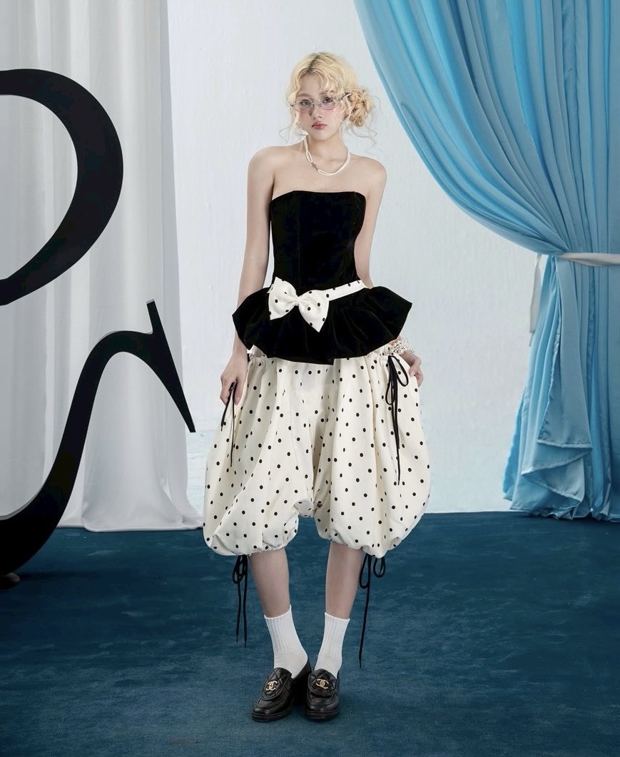 ชุดเซทแฟชั่น เสื้อเกาะอกดีไซน์เก๋ เนื้อผ้ากำมะหยี่สีดำอย่างดี อกมีฟองน้ำจัดให้ทรงสวย