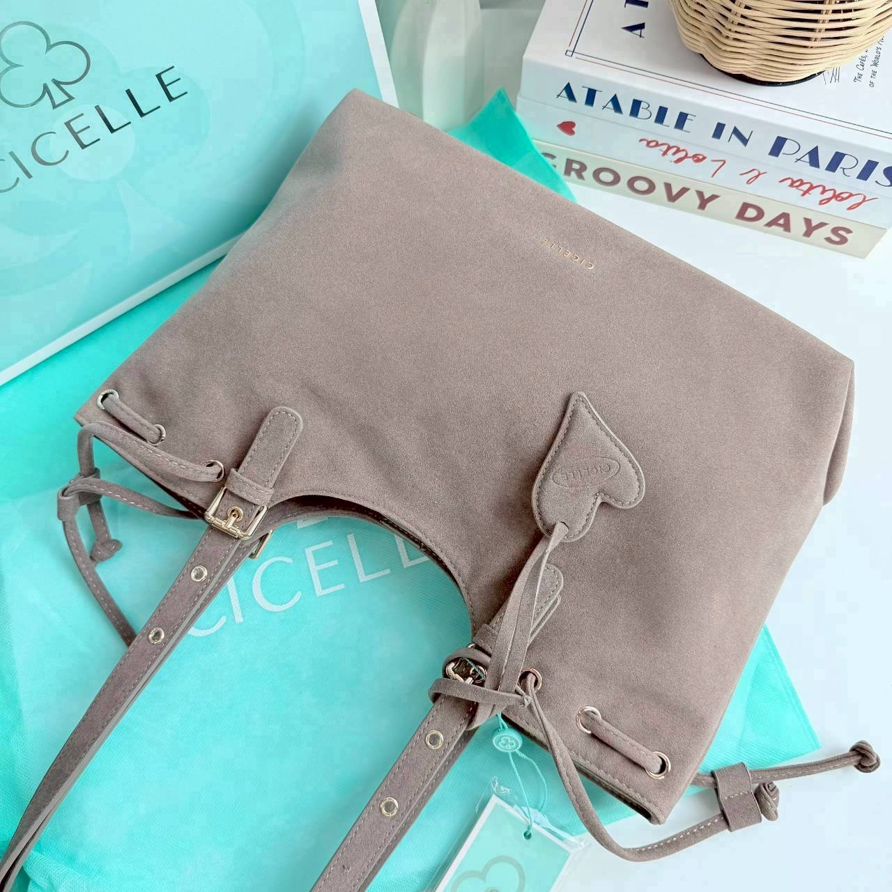 CICELLE Suede Vintage Bag ทรงนี้บอกเลย สายแบก สายแฟชั่น ต้องชอบ นอกจากจะจุของได้เยอะแล้ว ดีเทลยังสวย สะพายกับชุดไหนก็เก๋✨หูรูด สามารถเปลี่ยนทรงเป็นทรงขนมจีบได้