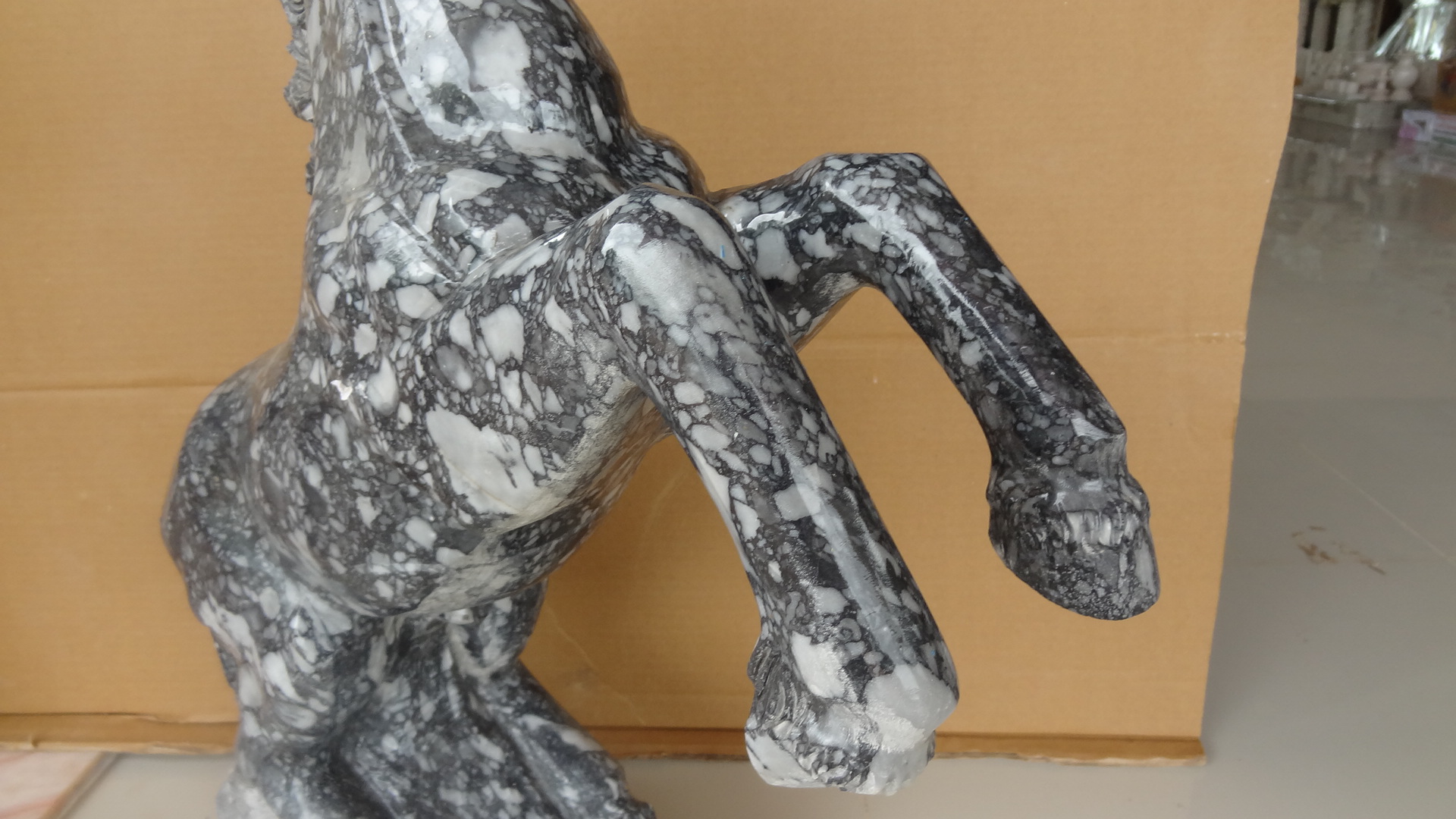 ม้าดำพยศ หินอ่อนแกะสลักขนาด สูง 70 กว้าง 55 เซนติเมตร (1 คู่ )