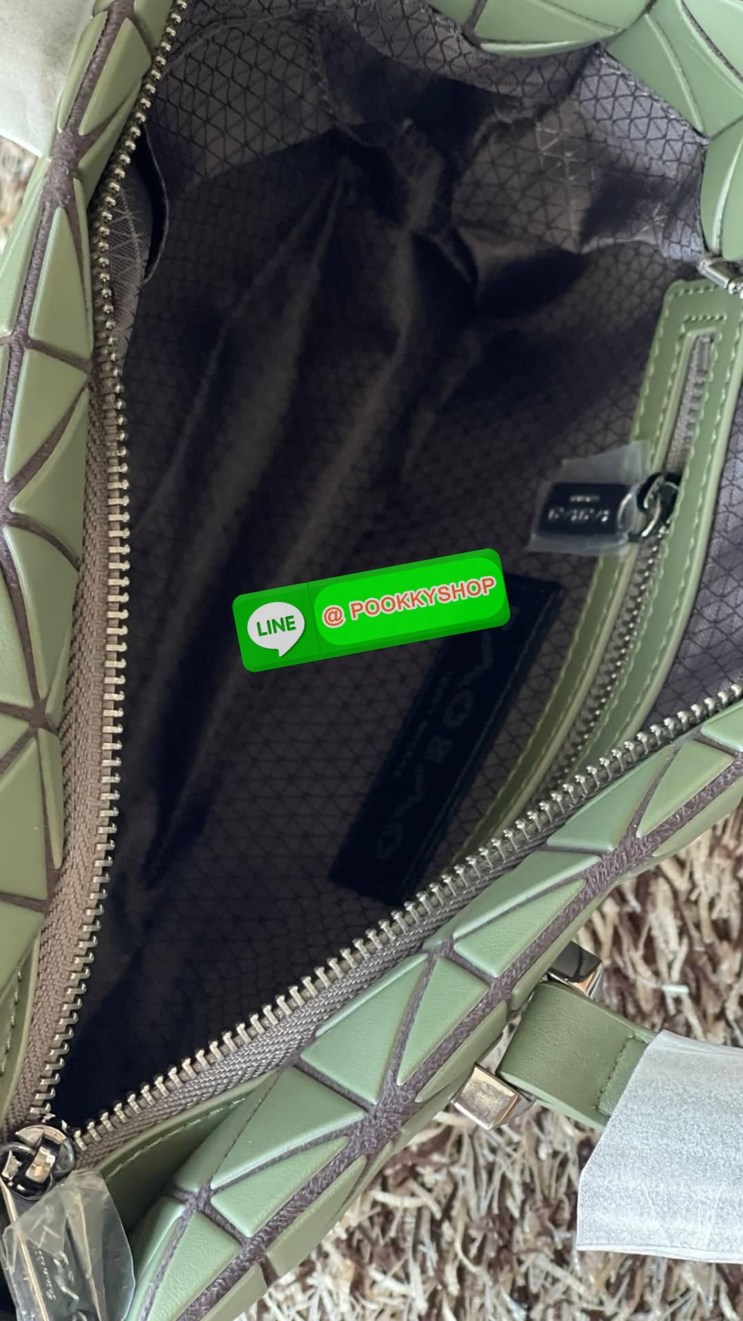 *Small BAO BAO ISSEY MIYAKE TONNEAU เป็น ซีรีย์ที่มีเอกลักษณ์เฉพาะตัว ด้วยแผ่นสามเหลี่ยมที่มีสัญลักษณ์เท่ากันทุกด้าน และยังผสมผสานงานดีไซน์ อันสง่างามเท่ากับฟังก์ชั่น การใช้งานสุดพิเศษ โดยมีจุดเด่นที่ซิปด้านบน สำหรับเปิดปิดและมีสายสะพายไหล่ ที่สามารถถอดออ