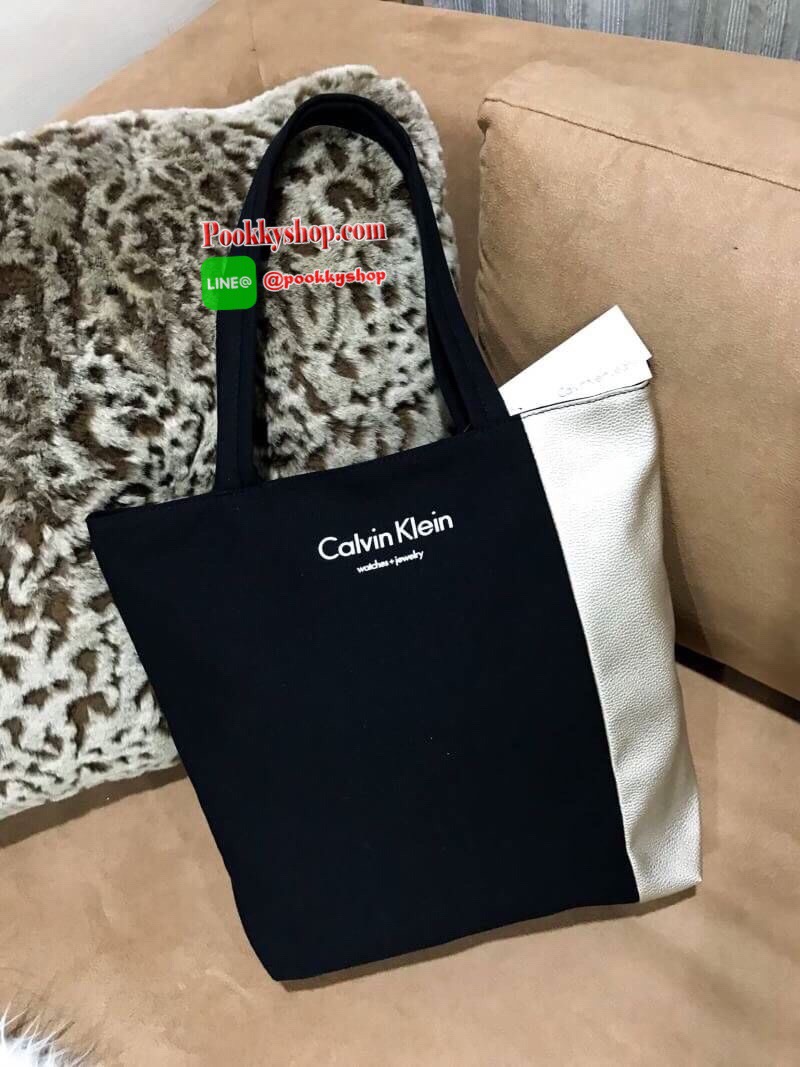 Calvin Klein Jeans Original Tote Bag กระเป๋าสะพายทรง Tote รุ่นแนะนำจาก Calvin Klein Jeans วัสดุ Canvas สีดำตัดด้วยหนังสังเคราะห์ด้านข้างดูมีดีเทล ด้านหน้ามีโลโก้ น้ำหนักเบา ใบใหญ่กำลังดี เปิดปิดด้วยซิปสะดวกใช้ หัวซิปแบรนด์ ภายในมีโลโก้และช่องซิป สามารถใส่