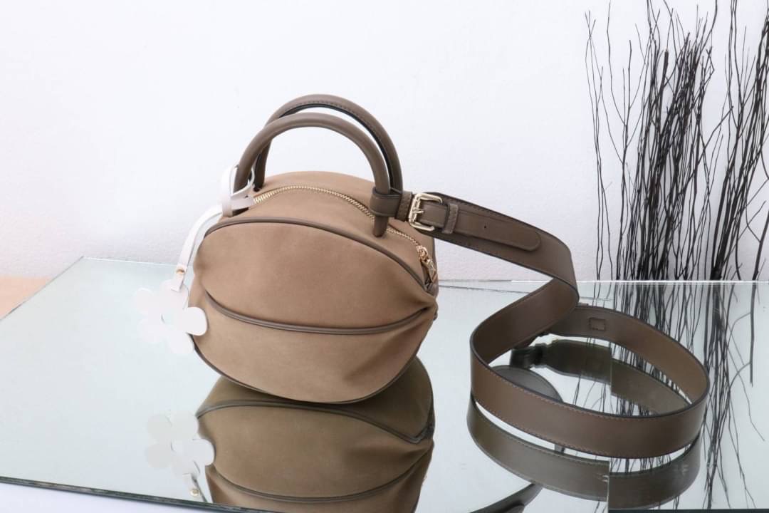 กระเป๋าลูกมะเฟืองยอดฮิต ดาราเซเลปใช้กันเยอะมาก งานตั้งใจผลิตกว่าจะได้มา แก้งานข้ามปี หลายรอบเพื่อความเป๊ะ งานสวยหนังสวย แถมฟรี!! ที่ห้อยลายดอกไม้ โอ้ย!!สวยเป๊ะขนาดนี้จะพลาดได้งัย