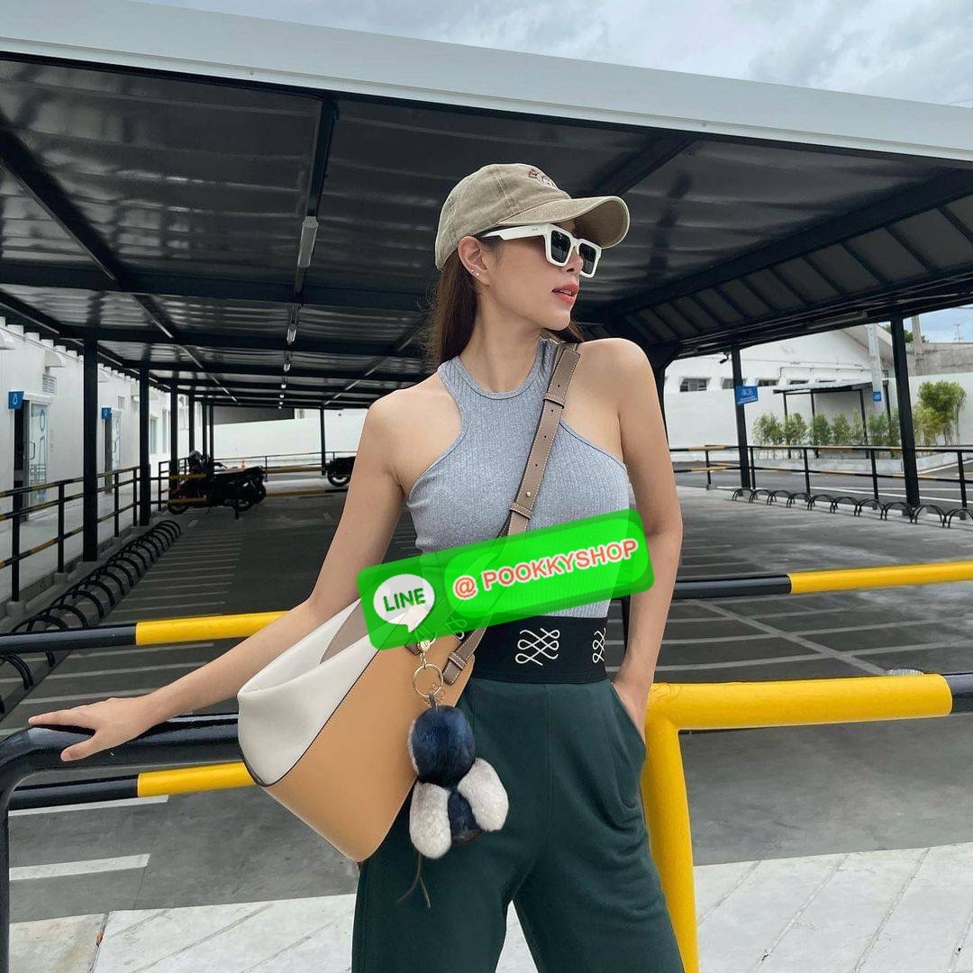 ✴️ห้ามพลาด!✴️LOEWE HANDLE & SHOULDER BAG VIP GIFT WITH PURCHASE (GWP) กระเป๋าถือหรือสะพายหนังแท้พรีเมี่ยมกิ๊ฟ Limited จาก LOEWE PERFUME DUTYFREE รุ่น Rare items สุดๆวัสดุหนังแท้ Calfskin หนังสวยดีไซน์มีเอกลักษณ์ ใบใหญ่กำลังดี น้ำหนักเบา ด้าน