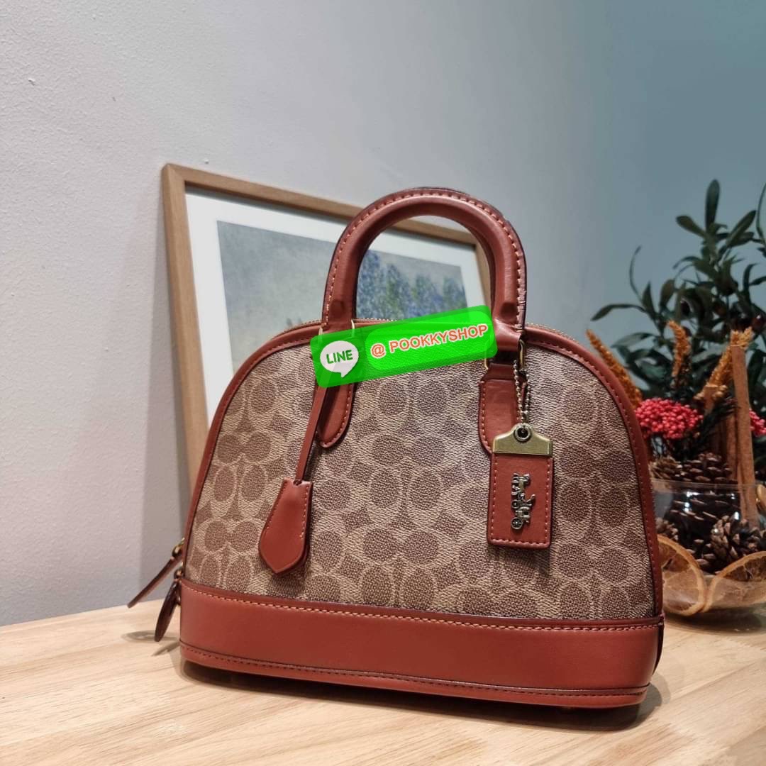 COACH CC411 REVEL BAG ใหม่ล่าสุด พร้อมสวยก่อนใคร กับกระเป๋าทรงโดมรุ่นใหม่ ที่สาวๆอดใจไม่ไหวแน่นอน สวยครบเครื่อง เกินต้านที่สุด รูปทรงคลาสสิค วัสดุหนังแท้เต็มใบ มือจับในตัว เลิศๆกับกุญแจที่ล็อคกันขโมยได้ เปิด-ปิดด้วยซิป ภายในโล่งกว้าง มีสายสะพายครอสบอดี้มา