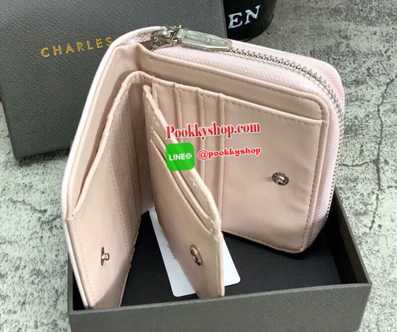 New !! CHARLES & KEITH SHORT WALLET BAG กลับมาอีกครั้ง รุ่นขายดีค่ะ!! รอบนี้สินค้าราคาพิเศษค่ะ กระเป๋าสตางค์ใบสั้น ด้านหน้ามีโลโก้แบรนด์ แยกช่องซิปออกสำหรับใส่เหรียญ ช่องหลักเปิดปิดแบบกระดุม มีช่องใส่บัตรต่างๆ ได้หลายใบนะค่ะ พร้อมช่องใส่ธนบัตรหนึ่งช่องค่ะ