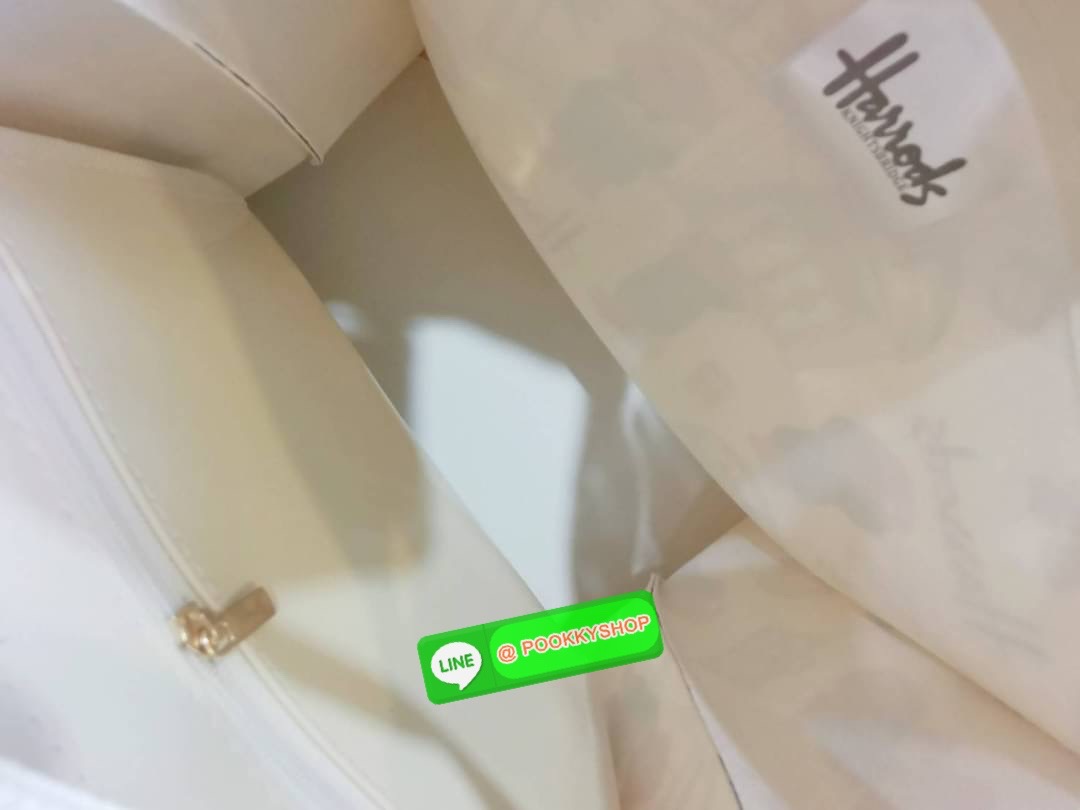 Don't Miss! Harrods London Top-handle Shopping Bag กระเป๋า Shopping แบรนด์ดังจากอังกฤษไอเท็มยอดนิยมวัสดุ PVC+Polyester 100% ของแท้เนื้อหนาอยู่ทรงกันน้ำ ขนาดกำลังดี น้ำหนักเบา เปิดปิดด้วยซิปสะดวกใช้ภายในกว้างและจุ มีโลโก้แบรนด์และมีช่องซิปเล็ก1ช่องสาม