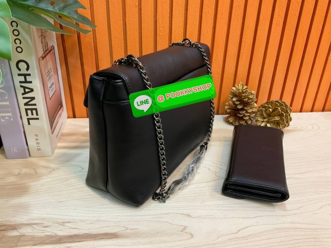 🚚 พร้อมส่ง 🚚 Guess Women’s Crossbody Bag Set สุดคุ้ม!!!! เซตสวยหรูดูแพง สวยจริงจริง ช้าหมด ราคานี้หาที่ไหนได้!! กระเป๋าสะพาย+กระเป๋าสตางค์ใบยาว มาพร้อมพวงกุญแจถอดออกได้ ด้านหน้าประดับโลโก้แบรนด์สวยโดดเด่น กระเป๋าสะพายไหล่ และสะพายข้าง cros