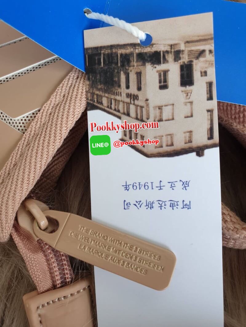 พร้อมส่ง Adidas Original Shopper 3D Tote Bag Trefoil Handbag Classic Sports คอลเลคชั่นสไตล์ Issey Miyake กระเป๋าสะพายข้าง ทรงสวยคลาสสิค แนว Sport สุดฮิต จากแบรนด์ADIDAS วัสดุด้านหน้าเนื้อ matte หนังนิ่ม มีน้ำหนักเบา ด้านหน้ามีแบรนด์ เปิดปิดด้วยซิป ภายในกว