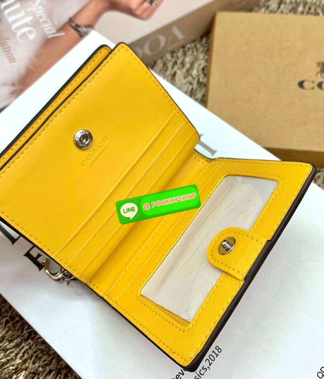 COACH SNAP WALLET ((8704//6941)) 🌍พร้อมส่ง ห้ามพลาด ก่อนหมดค่ะ! ✔️กระเป๋าเงินใบสั้น หนังแท้ แต่ละสีปริ้นลายได้สวยงาม แตกต่างกันไปค่ะ ✔️เปิด-ปิดกระเป๋าแบบกระดุม ภายในมีช่องใส่ธนบัตรตามยาว และช่องเสียบบัตร5ช่อง//มีช่องซิปแยกฝั่งห้อยด้ว