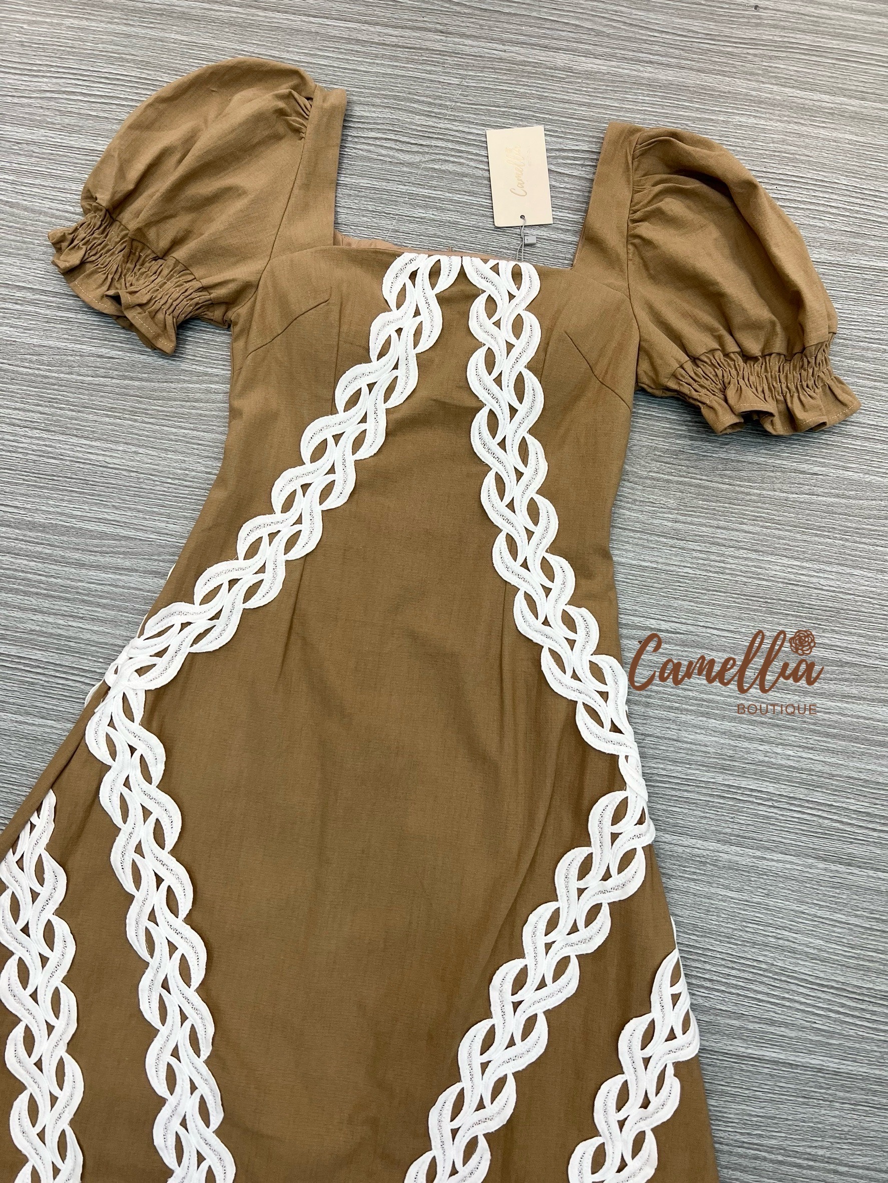 เดรสแฟชั่น เดรสผ้าลินินแต่งลูกไม้ที่ด้านหน้า ทำให้เวลาใส่ดูผอมสูงหุ่นดี