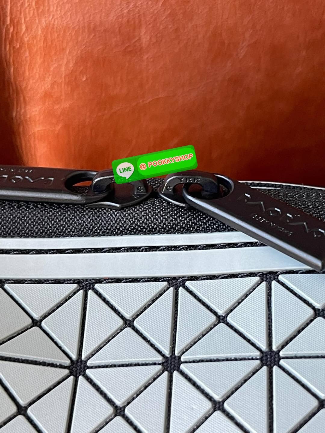 BAO BAO ISSEY MIYAKE LARGE BACKPACK ผู้ที่มักใช้งานกระเป๋าเป้ในชีวิตประจำวัน ส่วนมากจะอยู่ในวัยนักเรียน-นักศึกษาหรือวัยทำงาน ซึ่งรุ่นนี้ตอบโจทย์การใช้งานได้เป็นอย่างดี เป็นเป้ที่มีช่องสำหรับใส่สัมภาระประมาณหนึ่ง เพื่อให้สามารถจัดเก็บสิ่งของได้อย่างเป็นระเ