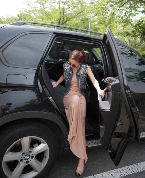 เสื้อผ้าแฟชั่นนำเข้า : เสื้อกั๊กยีนส์ พร้อมส่ง มีปก ปักมุกช่วงบน ด้านหลังแต่งเลื่อม สียีนส์