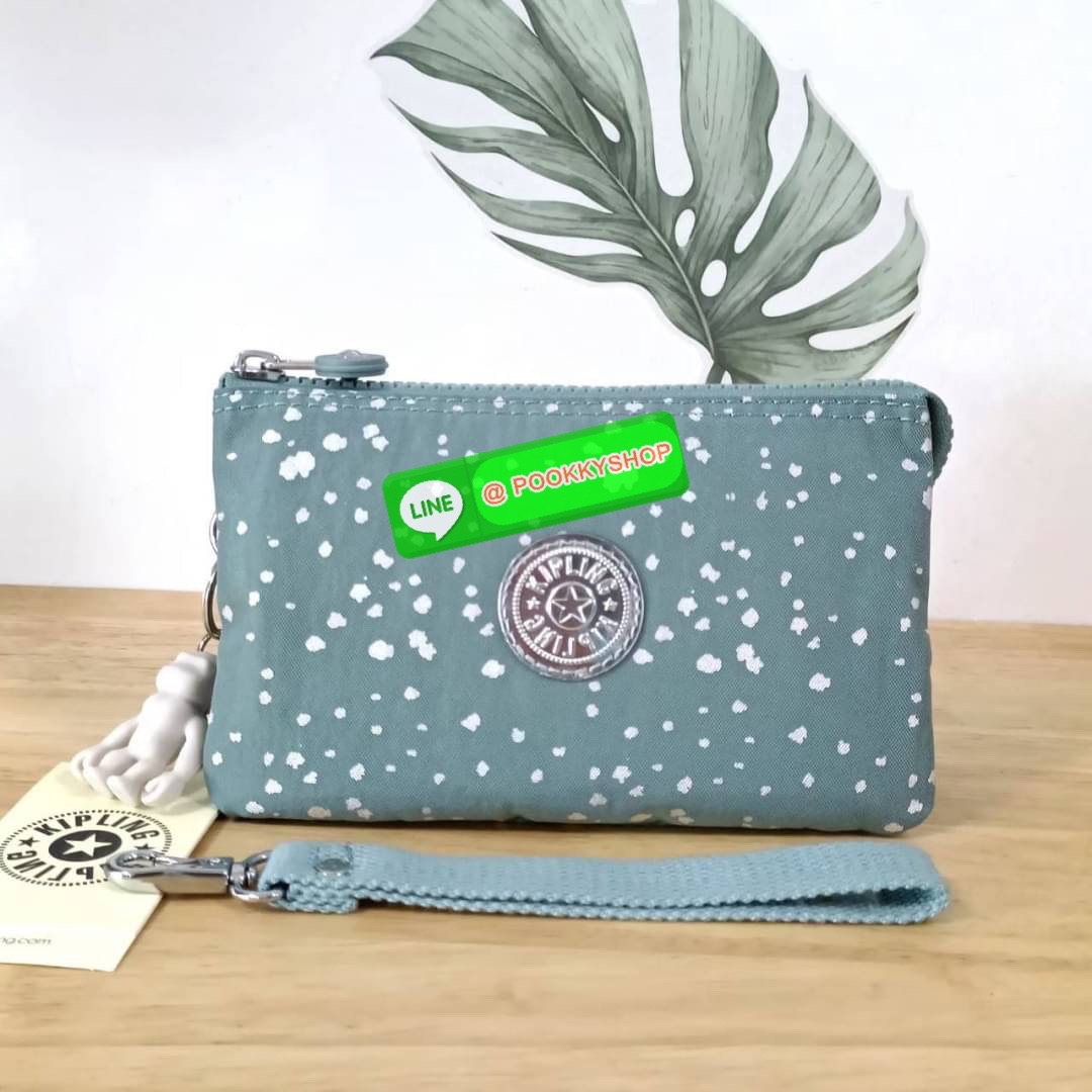 Kipling Creativity Large Pouch วัสดุ Nylon 100% กระเป๋าคล้องมือขนาดพอเหมาะ 7.25 นิ้ว พกพาสะดวก เปิด-ปิดด้วยซิปเดียวใช้งานง่าย ด้านในมีช่องกว้าง 2 ช่องและช่องซิปเล็กตรงกลางอีก 1ช่อง ใช้งานได้สะดวก สามารถใส่มือถือ 7.5 นิ้วได้ กุญแจรถ ธนบัตรได้ ล็อตนี้มาพร้อ