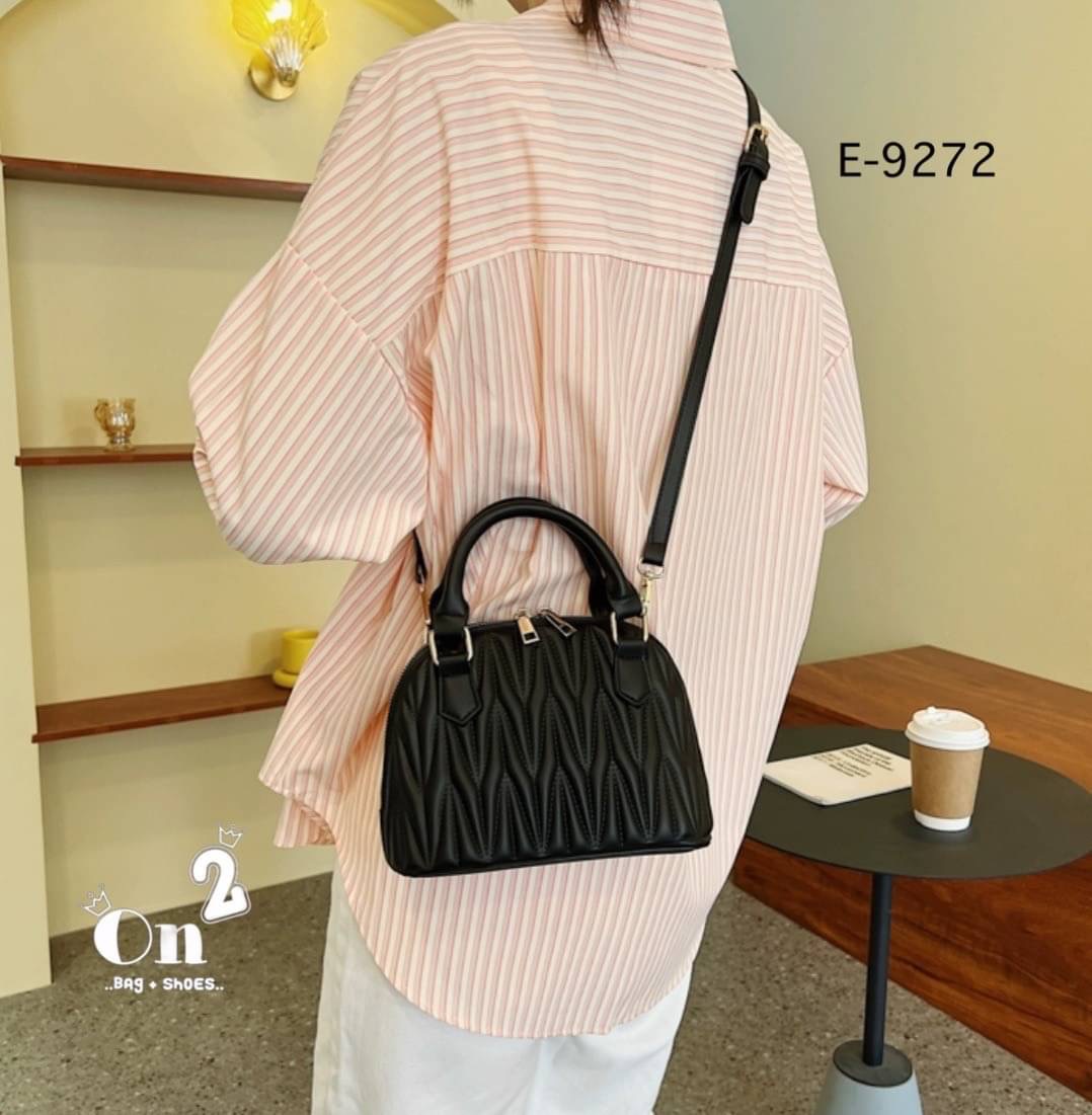 Hot item 🔥🔥 กระเป๋ามาใหม่สไตล์เกาหลี ทรงโดมงานซิปคู่ ตัวกระเป๋าปักลายแน่นๆ มาพร้อมสายสะพายยาวถอดออกถือได้ค่ะ พร้อมส่ง 4 สีค่ะ