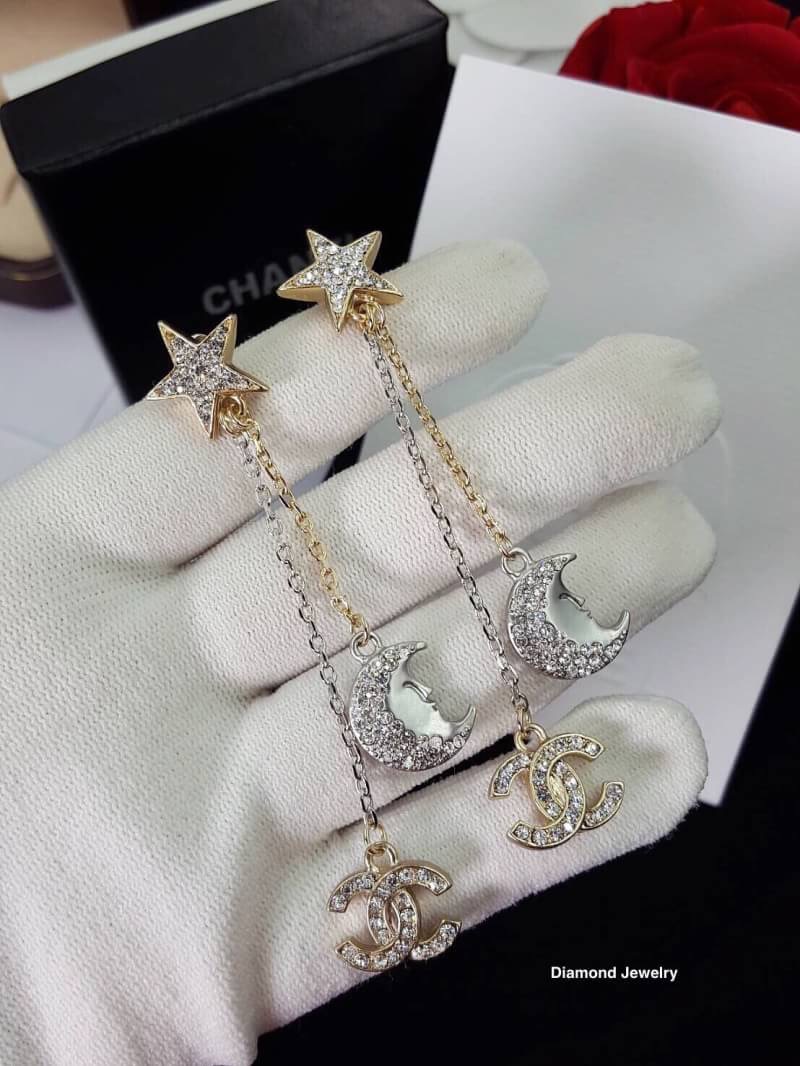 Super Hi-End Quality !!!!!! Chanel Earrings ต่างหูโซ่ชาแนลประดับคริสตัลชวารอฟสกี้ ชนช็อป คอลเลคชั่นล่าสุดเลยคะ งานน่ารักมากๆคะ มีโลโก้ตัวซีไขว้เหมือนของแท้ งานดี มีน้ำหนักแต่ไม่หนักมากค่ะ รุ่นนี้หรูหรา ใส่ออกมาได้ลุคคุณหนูเรียบร้อย งานสวยเกินราคาแน่นอนค่ะ