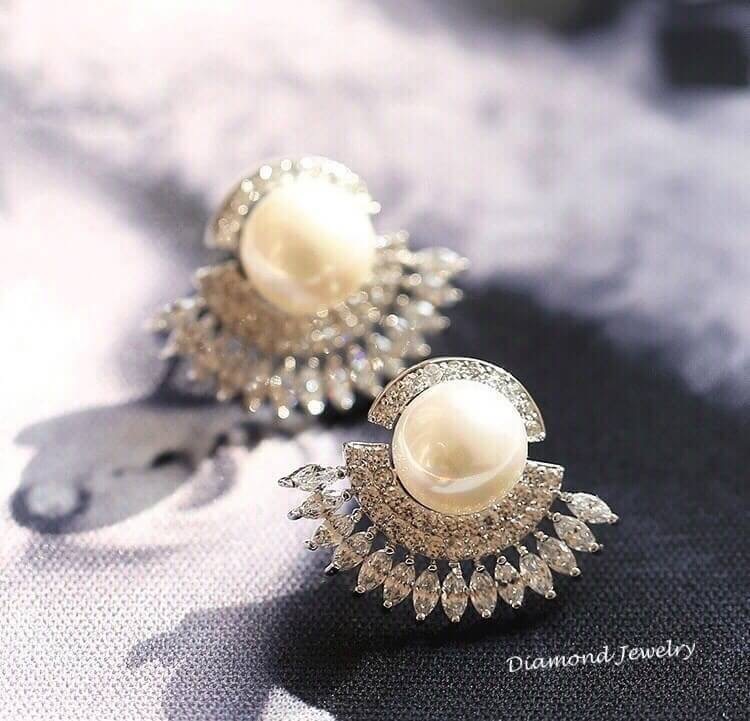 New Arrival !!!! ต่างหูเพชรประดับมุก งานเพชร CZ แท้ค่ะ ดีไซน์เท่ห์มากกกกก เก๋สุดๆค่ะ ใช้เพชรเยอะ เพชรละเอียด งานเกรดจิวเลยตัวนี้ ตัวนี้แม่ค้าชอบมาก รุ่นนี้ขอยกให้เป็น Must Have Itam เลยค่ะ ใส่ได้ทุกงาน ใส่เป็น everyday look ก็ได้นะคะ งานสวย อย่างดี ห้ามพล