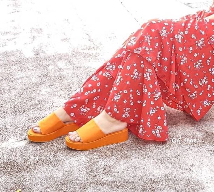 พร้อมส่ง รองเท้าทรง Tosat (โทสต์) สุดฮิต ตัวนี้ส้นและพื้นงานเกรดเทียบหลักพันได้เลยค่ะ วัสดุโฟมแข็งสำหรับทำส้นโดยเฉพาะน้ำหนักเบาใส่เดินสบาย ไม่ยุบไม่ยวบ พื้นรองอย่างดีกันลื่น ไม่สึกง่าย ตอบโจทย์สำหรับสาวๆที่ใส่เดินยืนนานๆได้ดี วัสดุตัวรองเท้าเป็นผ้าแคนวาสม