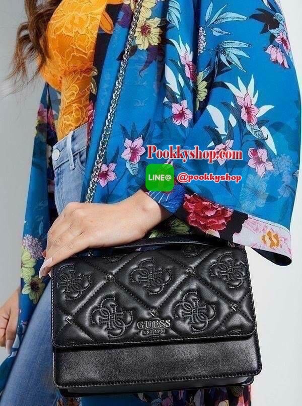 GUESS JEANA CONVERTIBLE CROSSBODY กระเป๋าสะพายหนังนิ่มอยู่ทรงตั้งได้ ด้านหน้าแต่งด้วยหมุดสีทองสลับด้วยการปักลายโลโก้ ดูสวยคลาสสิก ตัวกระเป๋าเปิดปิดด้วยกระดุม ด้านในมีหลายช่องแบ่งเป็นสัดส่วน ด้านหลังมีอีก 1 ช่องซิป สามารถเก็บของจุกจิกได้ สายสะพายเป็นโซ่ต่อ