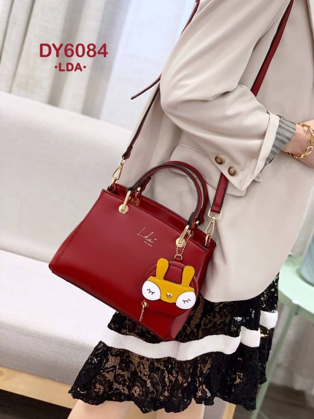 พร้อมส่ง!!! กระเป๋าสะพายแบรนด์ LDA ของแท้💯 📝ลดา รุ่นใหม่ล่าสุด สวยมาก ใบใหญ่ หนังเรียบหรูดูดี สีสวยทุกสีค่ะ อะไหล่ทองปั๊มทุกจุด ตรงกลางติดโลโก้แบรนด์ ดีไซน์สวยแบบทันสมัย หูจับแข็งแรงทนทาน งานถือได้สะพายข้างได้ ซับในปั๊ม แบ่งเป็น 2 ช่องใหญ่